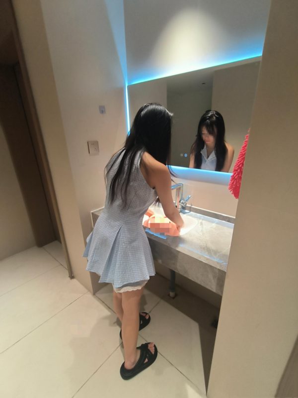 她不光陪我玩，还主动帮我洗干净…谁顶得住啊- 绅士俱乐部