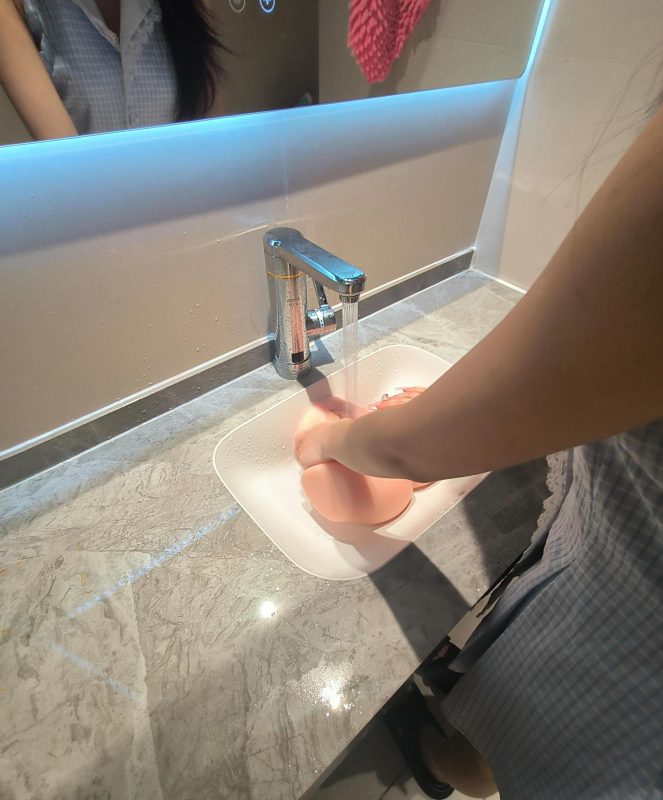 她不光陪我玩，还主动帮我洗干净…谁顶得住啊- 绅士俱乐部