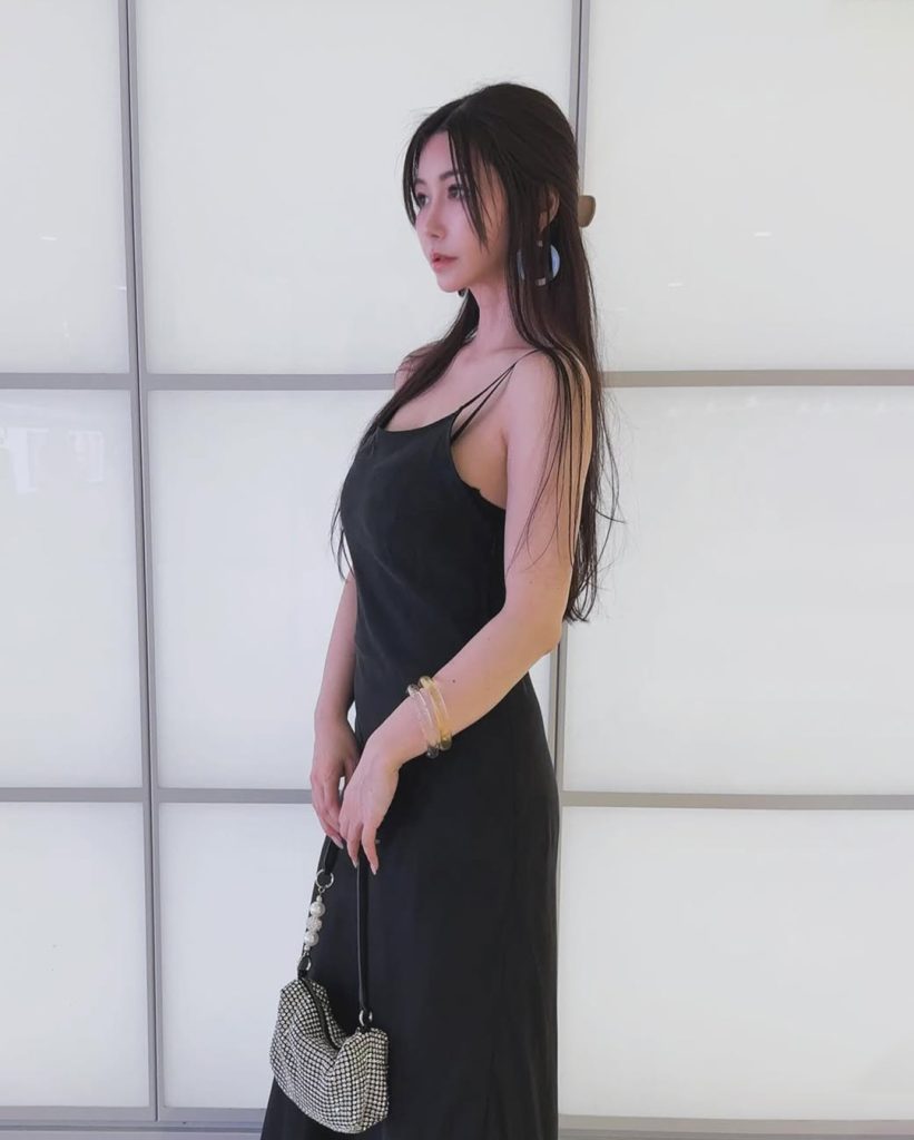 图片[1]- 43岁冻龄女神爱弓凉，街拍美照引爆粉丝热议- 绅士俱乐部