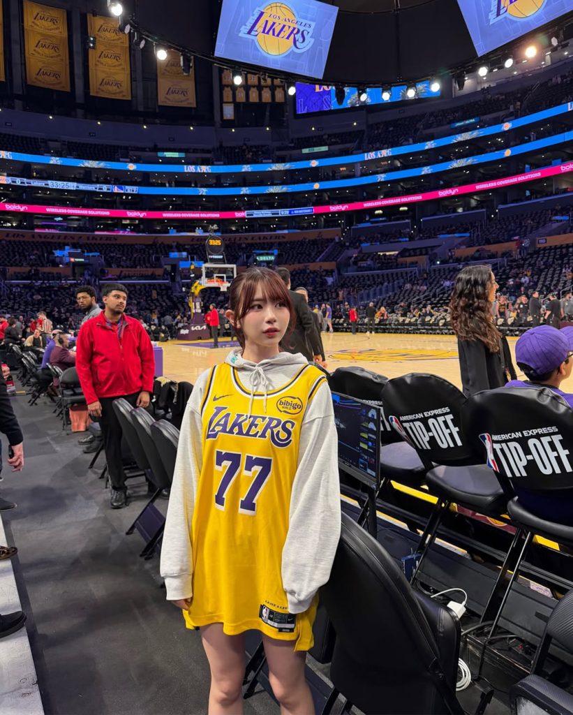 图片[2]- 葵伊吹惊喜现身NBA勇士对阵湖人大战！坐在詹皇身后抢镜，全网球迷都沸腾了！- 绅士俱乐部